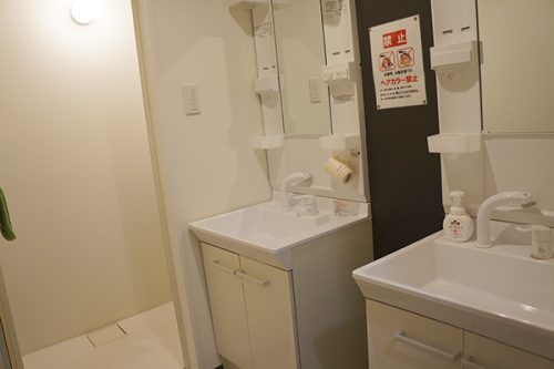 学校寮本館　ルームシェア　シャワー＆洗面台