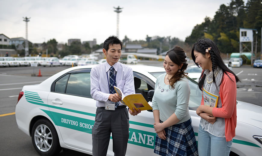 教習車と教習生